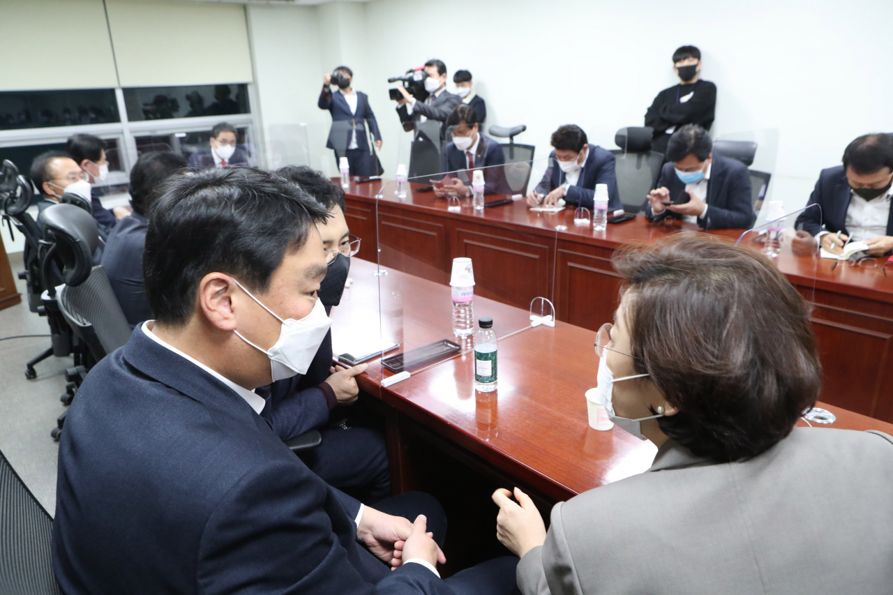 곽상도 의원 등 국민의힘 대구경북 지역구 의원들이 17일 오후 서울 여의도 국회의원회관에서 김해신공항 백지화 관련 간담회를 하고 있다. [헤럴드경제=이상섭 기자]