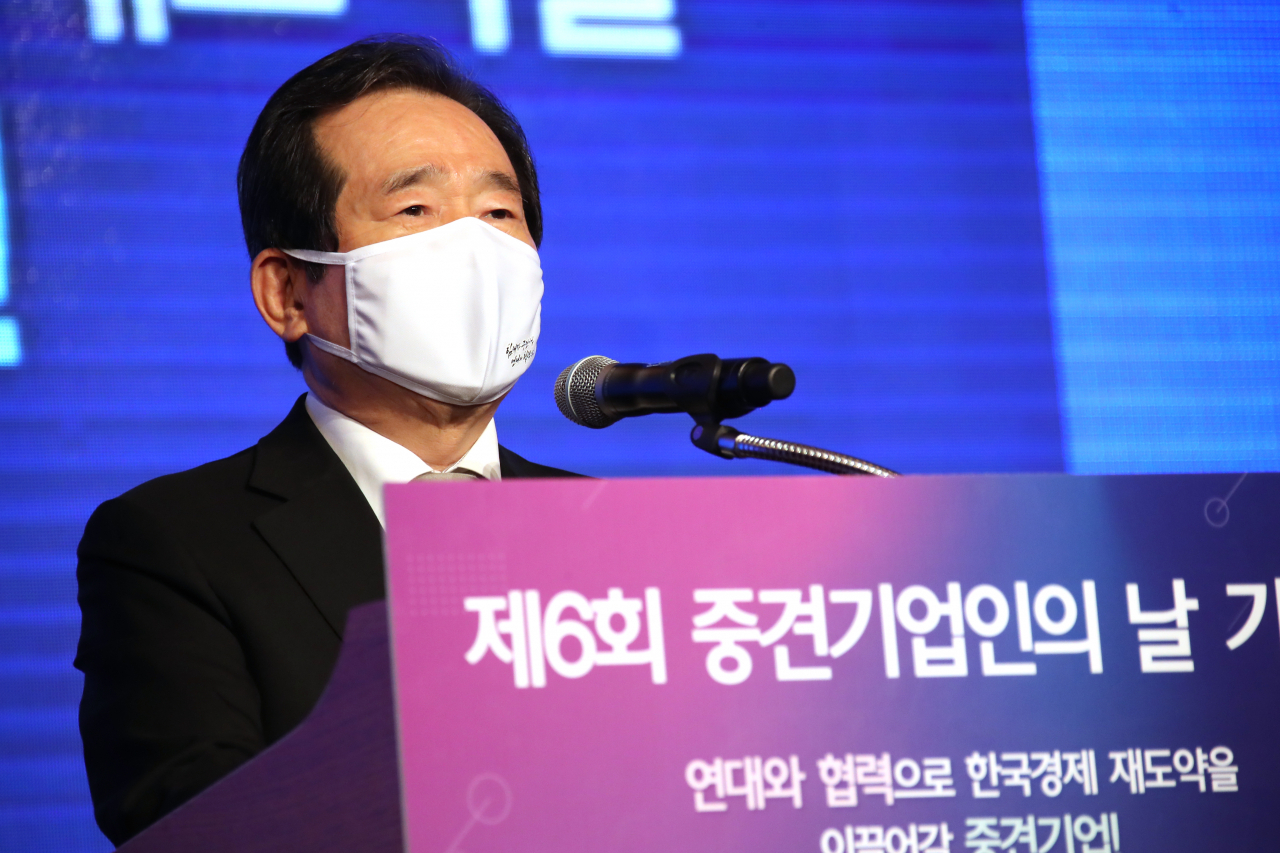 정세균 국무총리가 18일 서울 중구 롯데호텔에서 열린 국내 중견기업 최대 행사인 '제6회 중견기업인의 날' 기념식에 참석해 축사를 하고 있다. [연합]