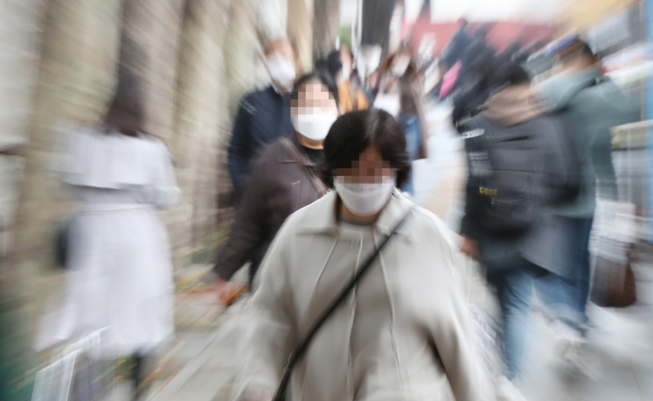 신종 코로나바이러스감염증(코로나19) 신규확진자 수가 3달여 만에 300명대를 기록한 18일 오전 서울 중구 태평로에서 마스크를 쓴 시민들이 길을 지나고 있다. 중앙방역대책본부에 따르면 이날 0시 기준 코로나19 신규 확진자 수는 313명으로 지역발생이 245명, 해외유입이 68명을 기록했다. 신규 확진자 수가 300명대를 기록한 것은 지난 8월 29일 이후 81일 만이다. 연합뉴스