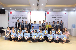 포스코건설과 한국국제문화교류진흥원이 크리에이티브룸 개소식을 갖고 소고춤 교육시연 참가 학생들과 함께 크리에이티브룸에서 기념촬영을 하고 있다. [포스코건설 제공]