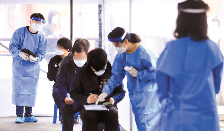 코로나19 확진자의 증가로 사회적 거리두기 단계를 1.5단계로 격상하기로 한 지역이 늘고 있는 가운데 18일 오전 서울 성동구보건소 코로나-19 선별진료소를 찾은 시민들이 검체채취를 하기 위해 대기하고 있다. 박해묵 기자