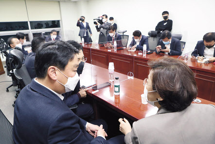 곽상도 의원 등 국민의힘 대구경북 지역구 의원들이 17일 오후 서울 여의도 국회의원회관에서 김해신공항 백지화 관련 간담회를 하고 있다. 이상섭 기자