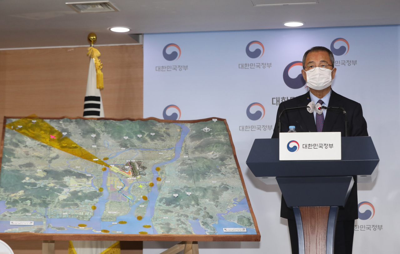 김수삼 김해신공항 검증위원장이 17일 오후 정부서울청사에서 김해신공항 검증 결과를 발표하고 있다. [연합]