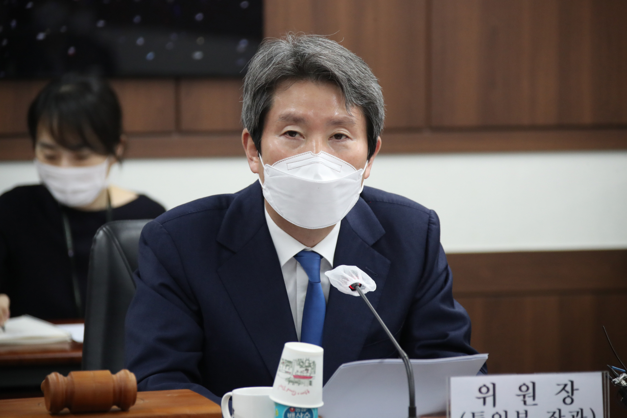 이인영 통일부 장관은 18일 정부서울청사에서 클린턴 미국 행정부 시절 대북유화정책인 ‘페리 프로세스’를 입안한 윌리엄 페리 전 국방부 장관과 화상 간담회를 가졌다. 이 장관이 지난 16일 제317차 남북교류협력추진협의회를 주재하고 있다. [연합]