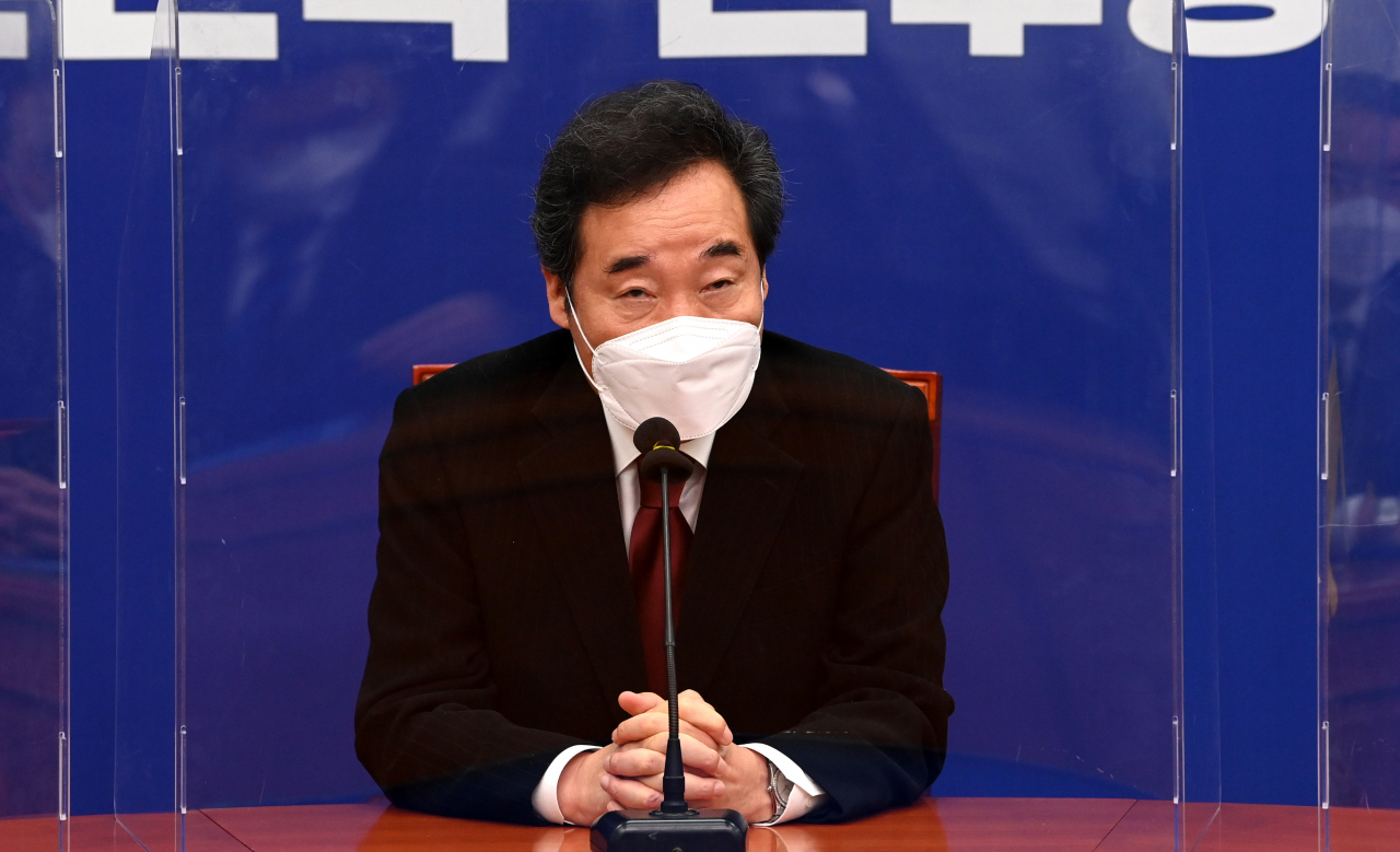 [헤럴드경제=이상섭 기자]이낙연 더불어민주당 대표가 18일 오전 국회에서 열린 특보단 임명장 수여식에서 인사말을 하고 있다. babtong@heraldcorp.com
