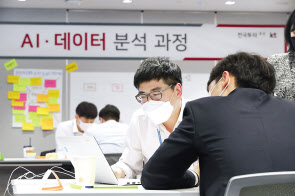 한국투자증권 직원들이 KT의 과제 발굴 프로그램인 ‘1등 워크숍’을 통해 실무에 적용할 수 있는 ‘우리만의 AI 과제’를 발굴하고 있다. [KT 제공]