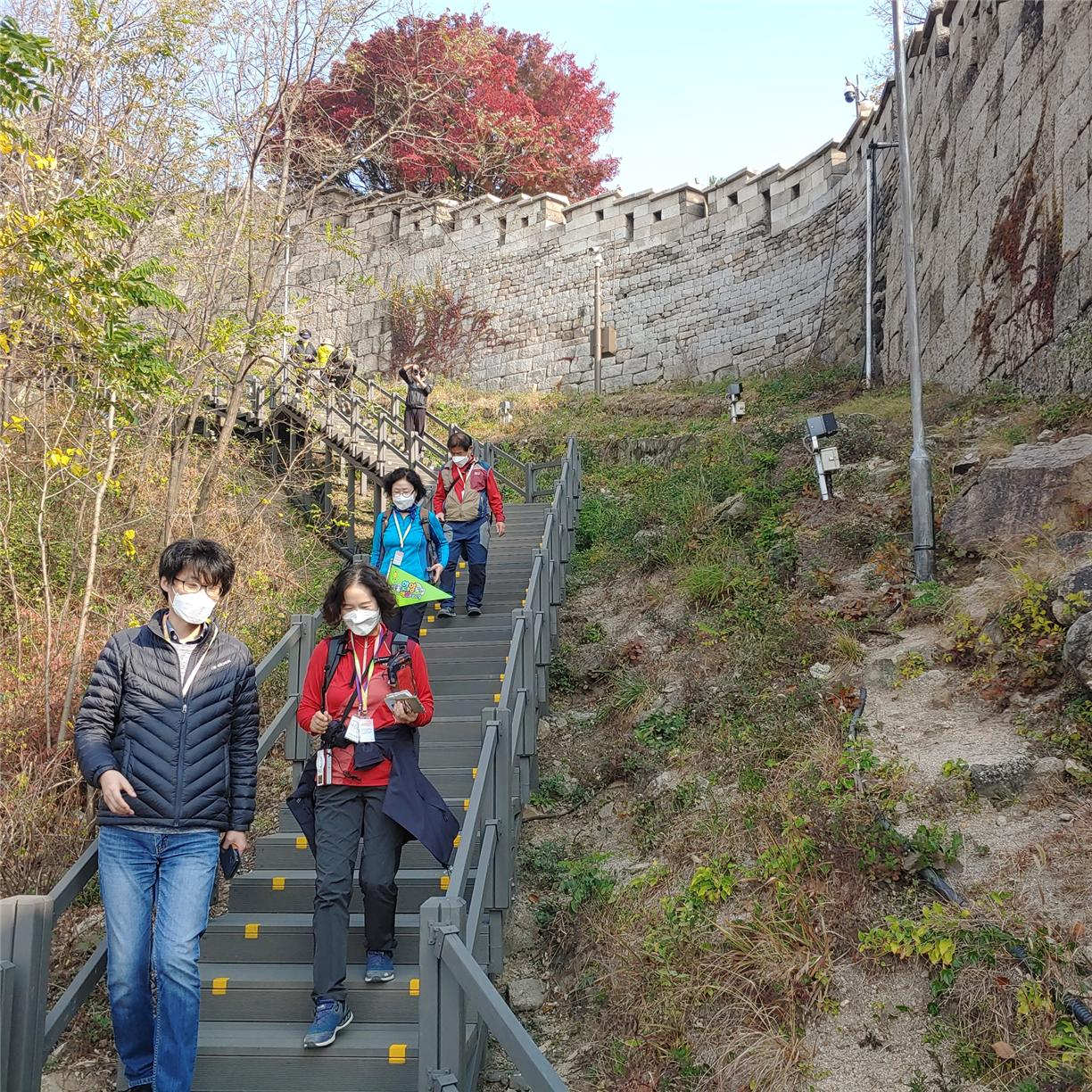 북악산 곡장전망대에서 해설사가 탐방객들을 안내하고 있다. [종로구 제공]