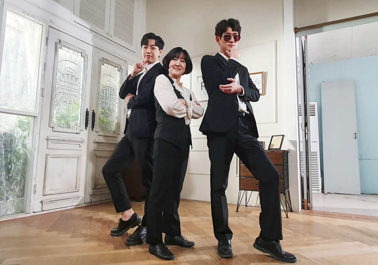 교보생명 '리버스 멘토링' 프로그램에 참여하고 있는 허금주 전무(가운데)와 김승섭(오른쪽), 차경민 사원이 서울 삼성동의 한 스튜디오에서 방탄소년단(BTS)의 '다이너마이트' 안무 연습을 하기 전 포즈를 취하고 있다. [교보생명]