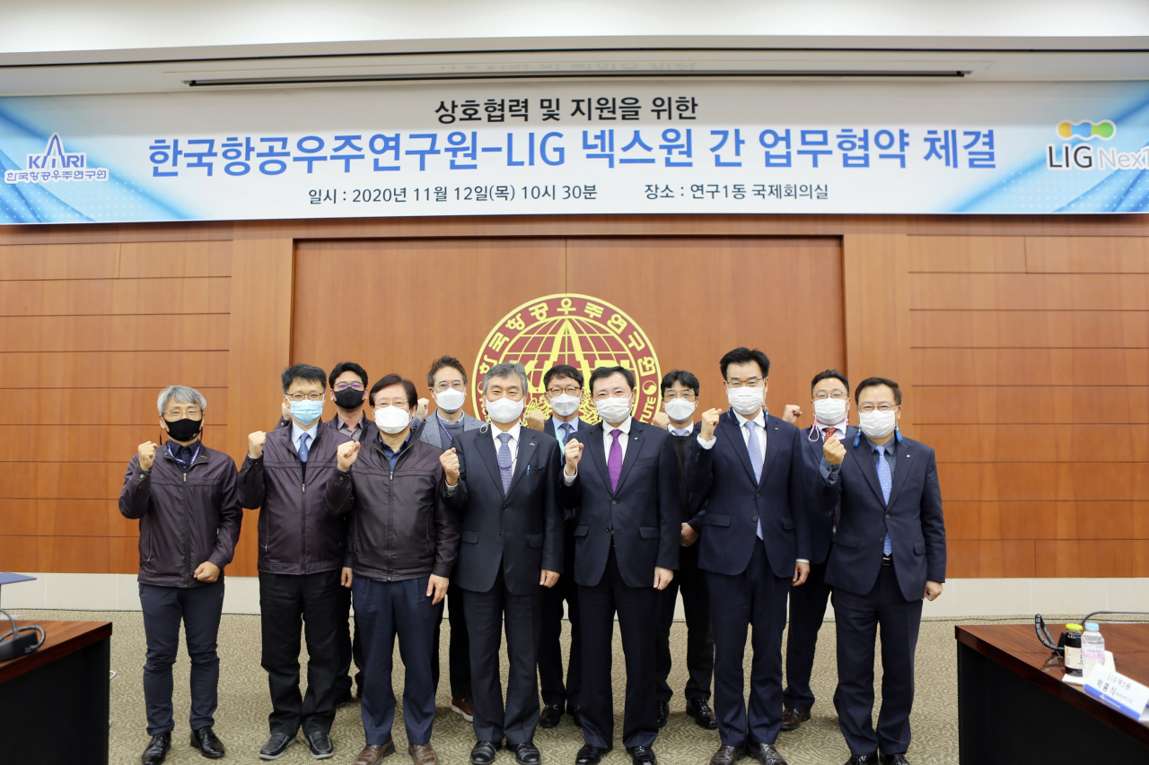 지난 12일 대전시 유성구 한국항공우주연구원에서 '국가 항공우주연구개발 분야 기술발전을 위한 업무협약'을 체결한 임철호 항우연 원장(왼쪽 4번째)과 LIG넥스원 이수영 사업총괄 부사장(왼쪽 5번째) 등 양사 관계자들이 기념사진을 촬영하고 있다. [LIG넥스원 제공]