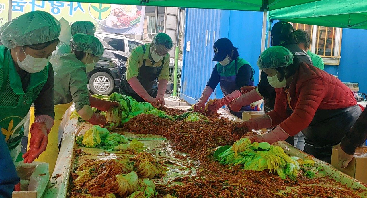 사랑나눔 김장담그기 행사. [이천시 제공]