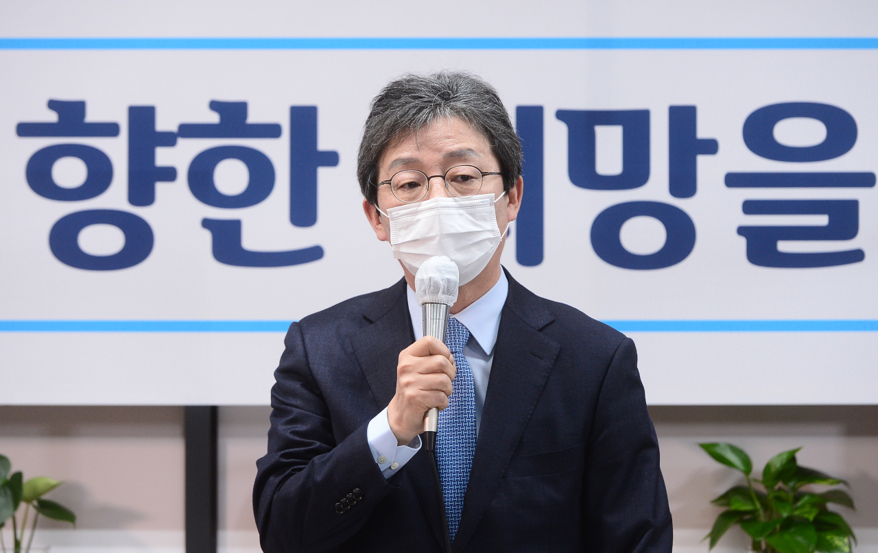 유승민 전 의원이 18일 오전 서울 여의도 국회 앞 태흥빌딩 '희망 22' 사무실에서 열린 기자간담회에서 인사말을 하고 있다. [연합]