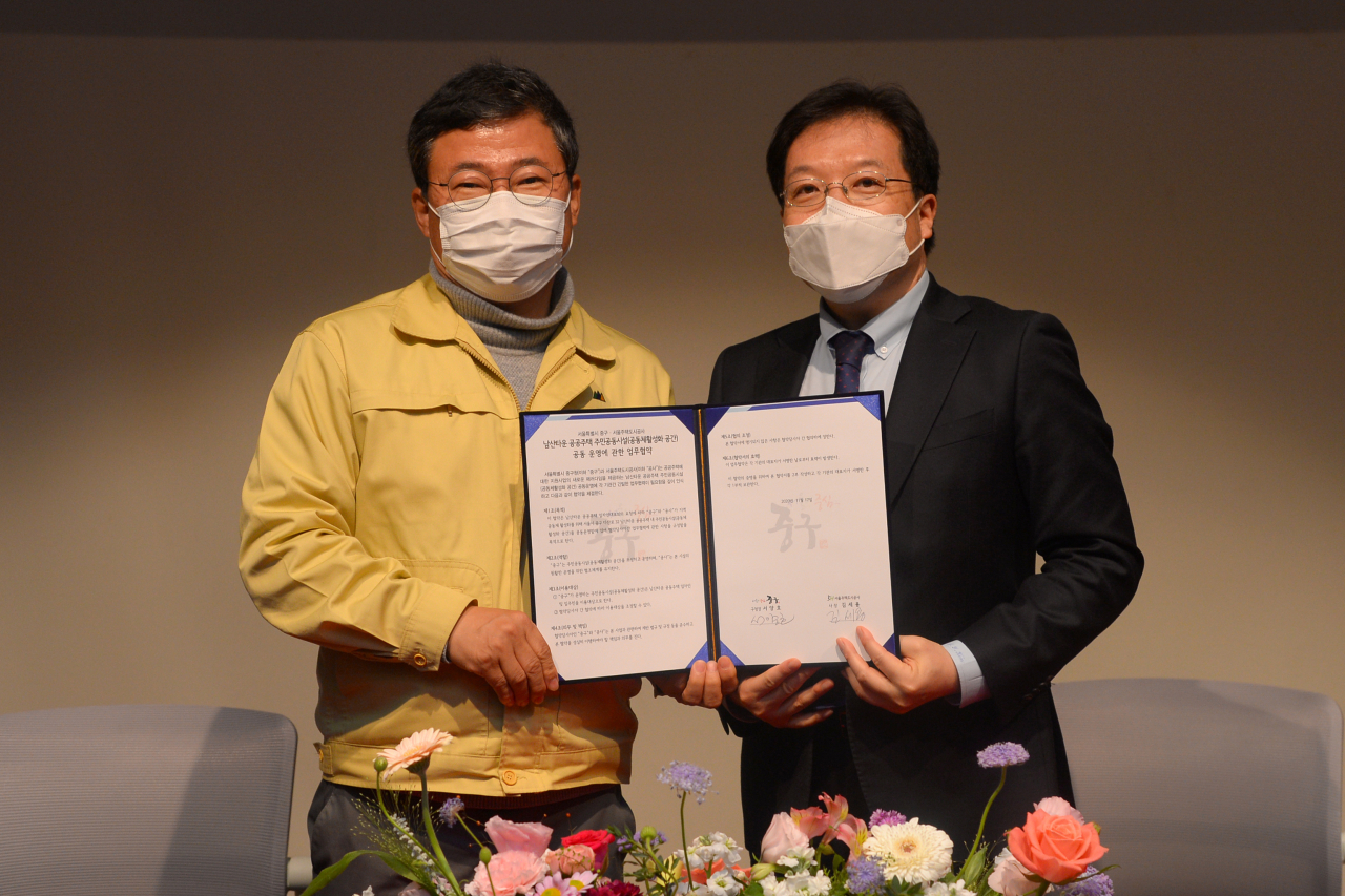 김세용 SH공사 사장(사진 오른쪽)와 서양호 중구청장이 지난 17일 남산타운 공공주택 주민공동시설 공동 운영에 대한 업무 협약식을 열고 있다. [SH공사 제공]