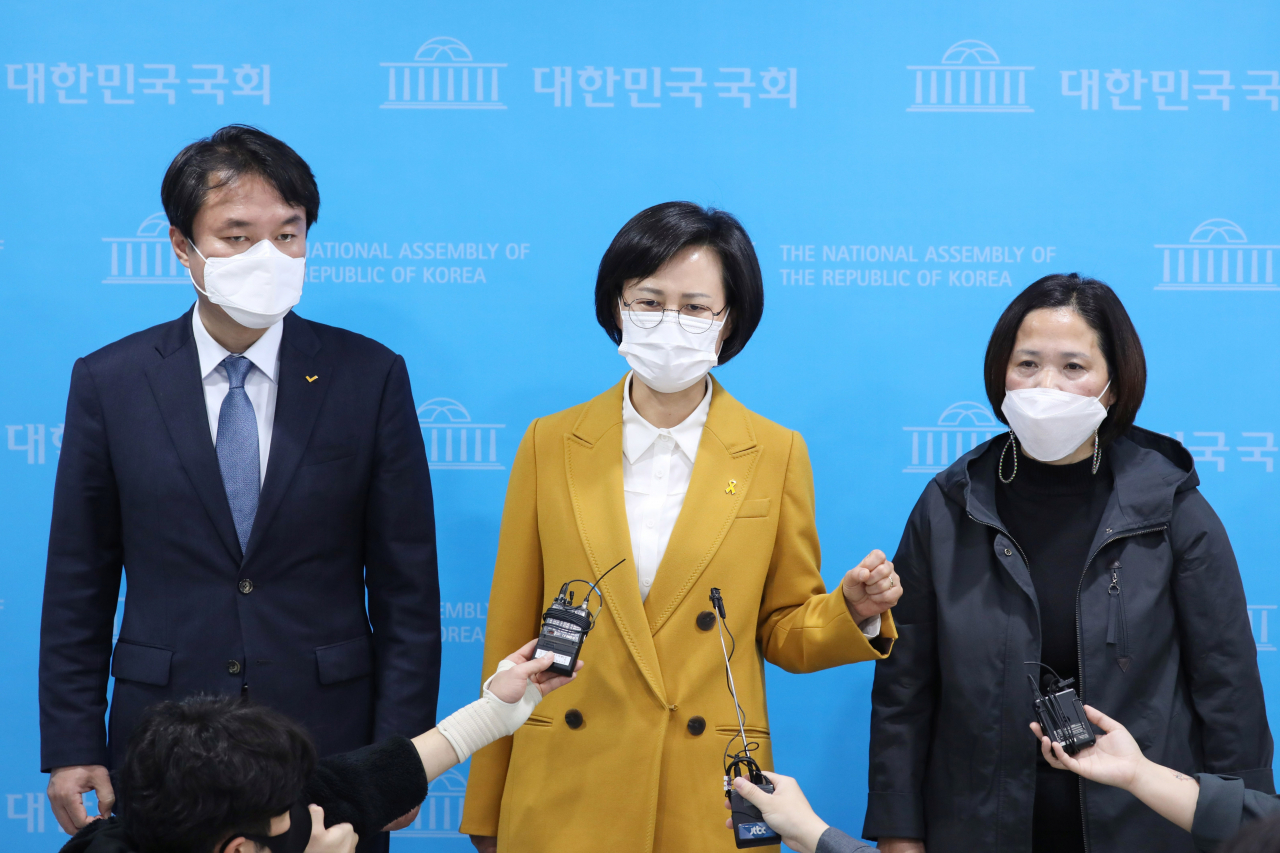 강은미 정의당 원내대표가 18일 국회 소통관에서 열린 중대재해기업처벌법 제정 촉구 기자회견을 마친 뒤 취재진의 질문에 답변하고 있다. 이상섭 기자 babtong@heraldcorp.com