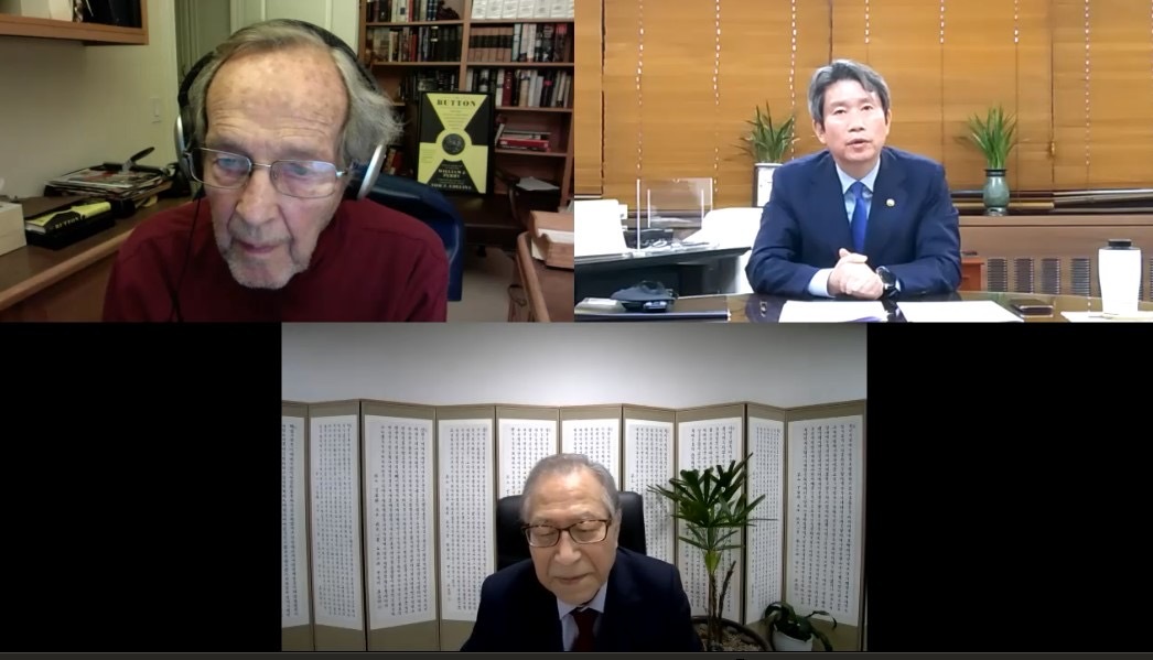 (Clockwise from top left corner) William Perry, former US Defense Secretary, Lee In-young, Unification Minister and Jeong Se-hyun, executive vice chairperson of the presidential National Unification Advisory Council, speak during a virtual meeting on Wednesday. (Unification Ministry)