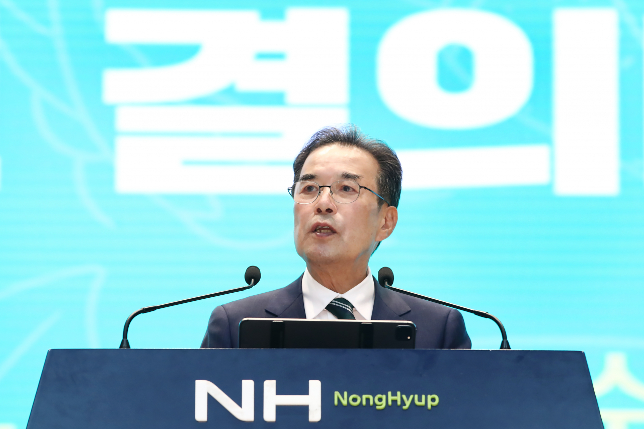 이성희 농협중앙회 회장이 18일 서울 중구 농협중앙회 본관에서 열린 농축산물 생산·유통 대변화를 위한 농협 '올바른 농축산물 유통혁신 실천' 결의대회에서 인사말을 하고 있다. [연합]