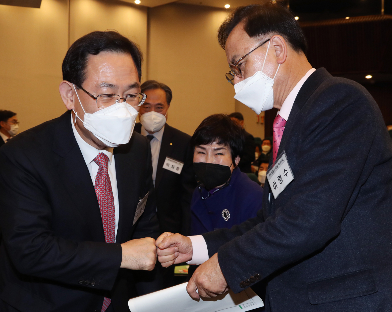 국민의힘 주호영 원내대표(왼쪽)가 18일 서울 여의도 국회도서관에서 열린 '서민금융활성화 및 소상공인지원' 포럼에 참석, 더불어민주당 전혜숙(가운데), 국민의힘 이명수 의원과 인사하고 있다. [연합]