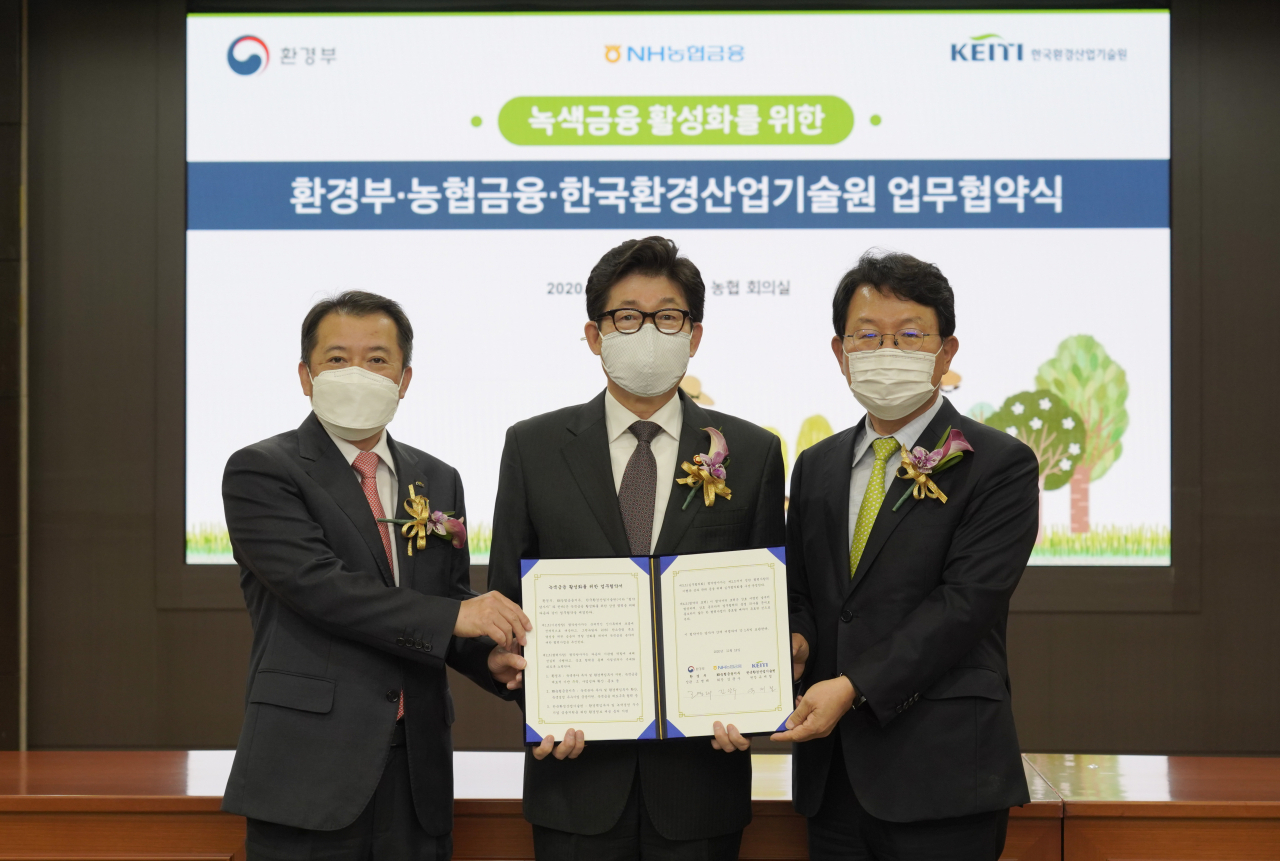 서울 중구 소재 농협금융 본사에서 열린 '녹색금융 활성화를 위한 업무 협약식'에서 김광수 농협금융 회장(사진 오른쪽 1번째), 조명래 환경부 장관(사진 오른쪽 2번째) 및 유제철 한국환경산업기술원 원장(사진 오른쪽 3번째)이 기념촬영을 하고 있다.