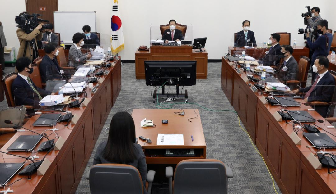 공수처장 후보 추천위원회 3차회의가 18일 오후 국회에서 조재연 위원장 주재로 열리고 있다. [연합뉴스]