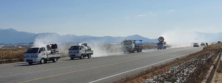 Disinfectants are sprayed by a migrant bird territory in South Jeolla Province ealier this month as Korea tries to fight the spread of the highly pathogenic avian influenza. (South Jeolla Province)