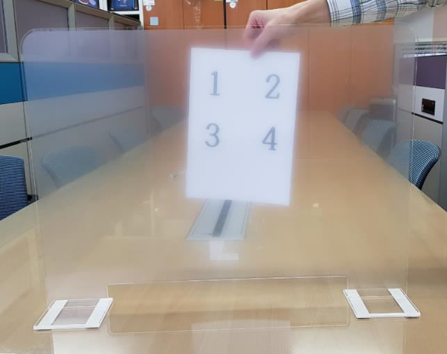 12월 3일 수능에 사용될 책상 전면 가림막. 교육부와 각 시도교육청 관계자에 따르면 다음 달 3일 실시되는 대학수학능력시험에서 신종 코로나바이러스 감염증(코로나19) 확산을 막고자 사용되는 가림막은 반투명성 아크릴 재질로 제작, 책상 왼쪽과 오른쪽에는 설치되지 않고 책상 앞에만 놓인다. [연합]