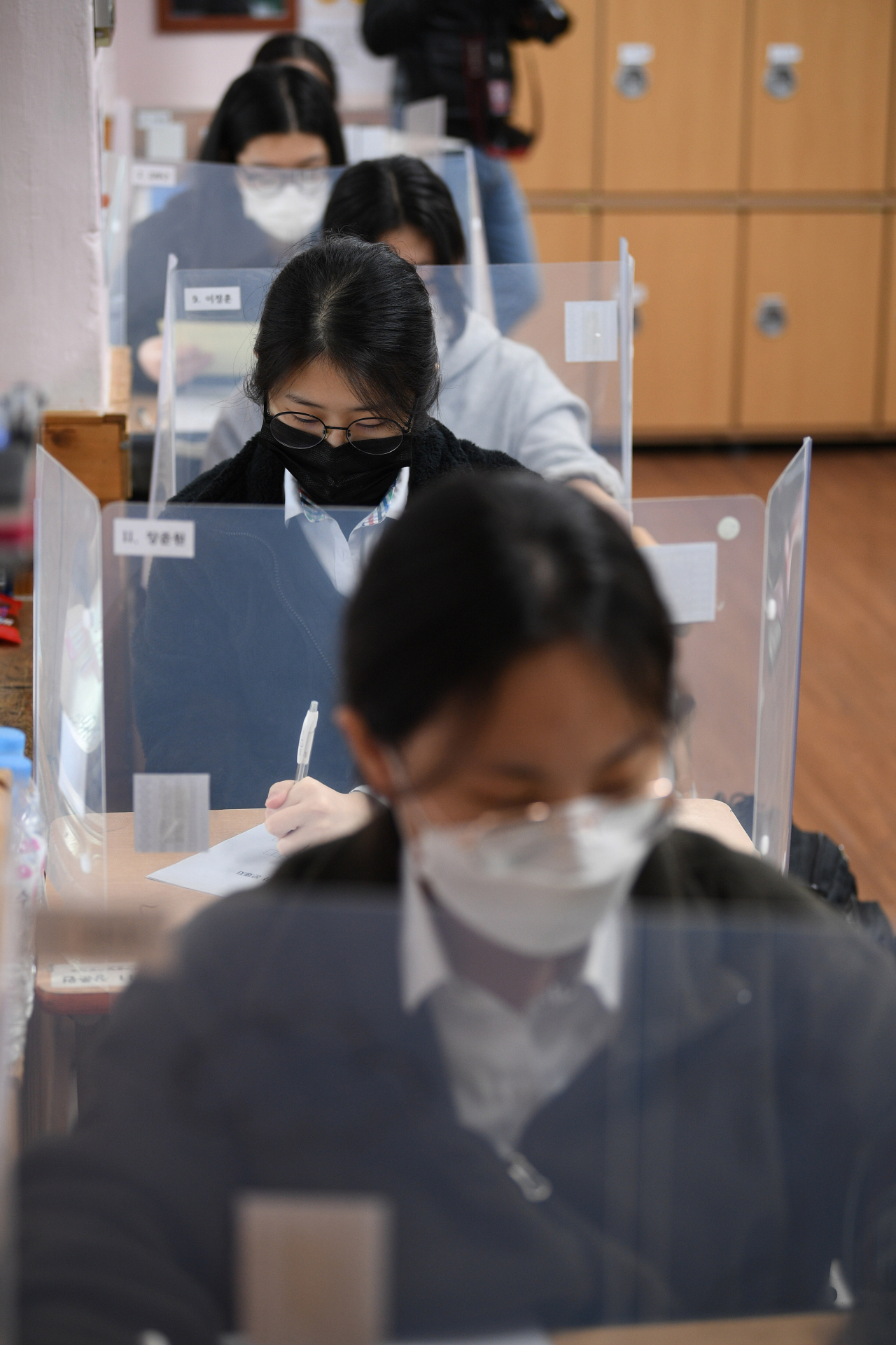 올 12월3일 2021학년도 대학수학능력시험을 앞두고 대구지역 고3 수험생들의 마지막 학력평가가 실시된 18일 오전 대구중앙고등학교 3학년 교실에서 수험생들이 시험에 집중하고 있는 모습. [연합]