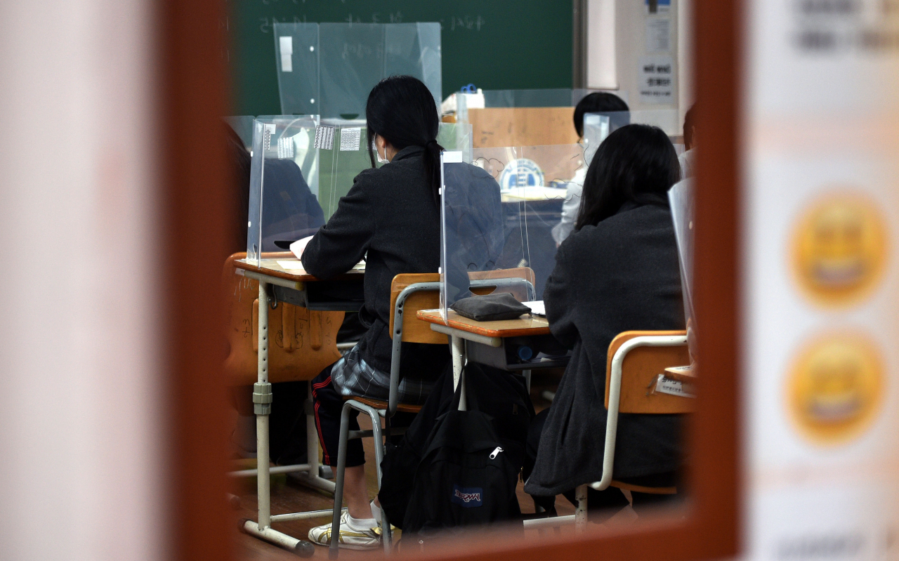 2021학년도 대학수학능력시험(12월 3일)을 앞두고 대구지역 고3 수험생들의 마지막 학력평가가 실시된 18일 오전 대구중앙고등학교 3학년 교실에서 수험생들이 시험에 집중하고 있다. [연합]