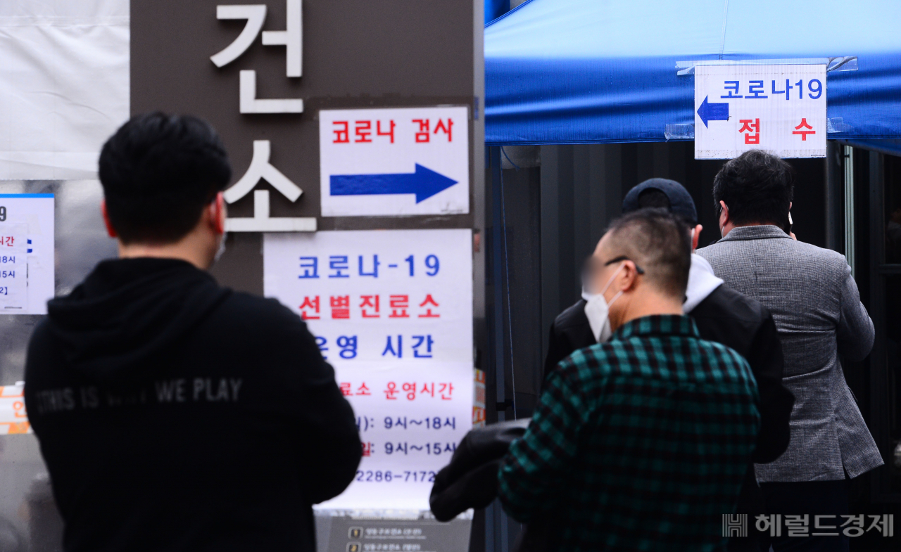 신종 코로나바이러스 감염증(코로나19) 확진자의 증가로 사회적 거리두기를 1.5단계로 격상하기로 한 지역이 늘고 있는 가운데 지난 18일 서울 성동구보건소 코로나-19 선별진료소를 찾은 시민들이 검체채취를 하기 위해 대기하고 있다.
