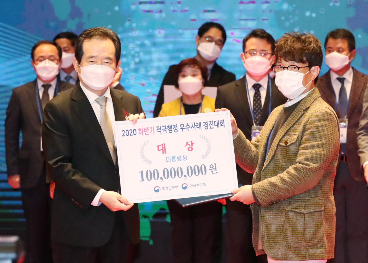수원시 도시안전통합센터 이병호 주무관(오른쪽)이 수상 후 정세균 국무총리와 기념촬영하고 있다. [수원시 제공]