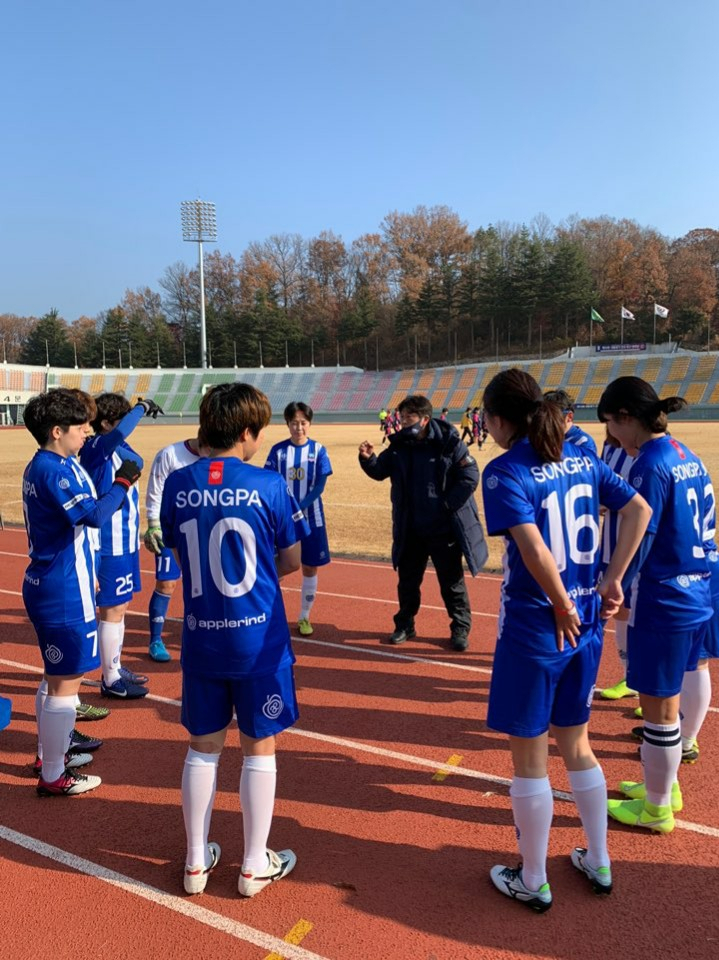 제10회 대통령기 전국축구한마당에 출전한 송파구립여성축구단 경기 현장 모습. [송파구 제공]
