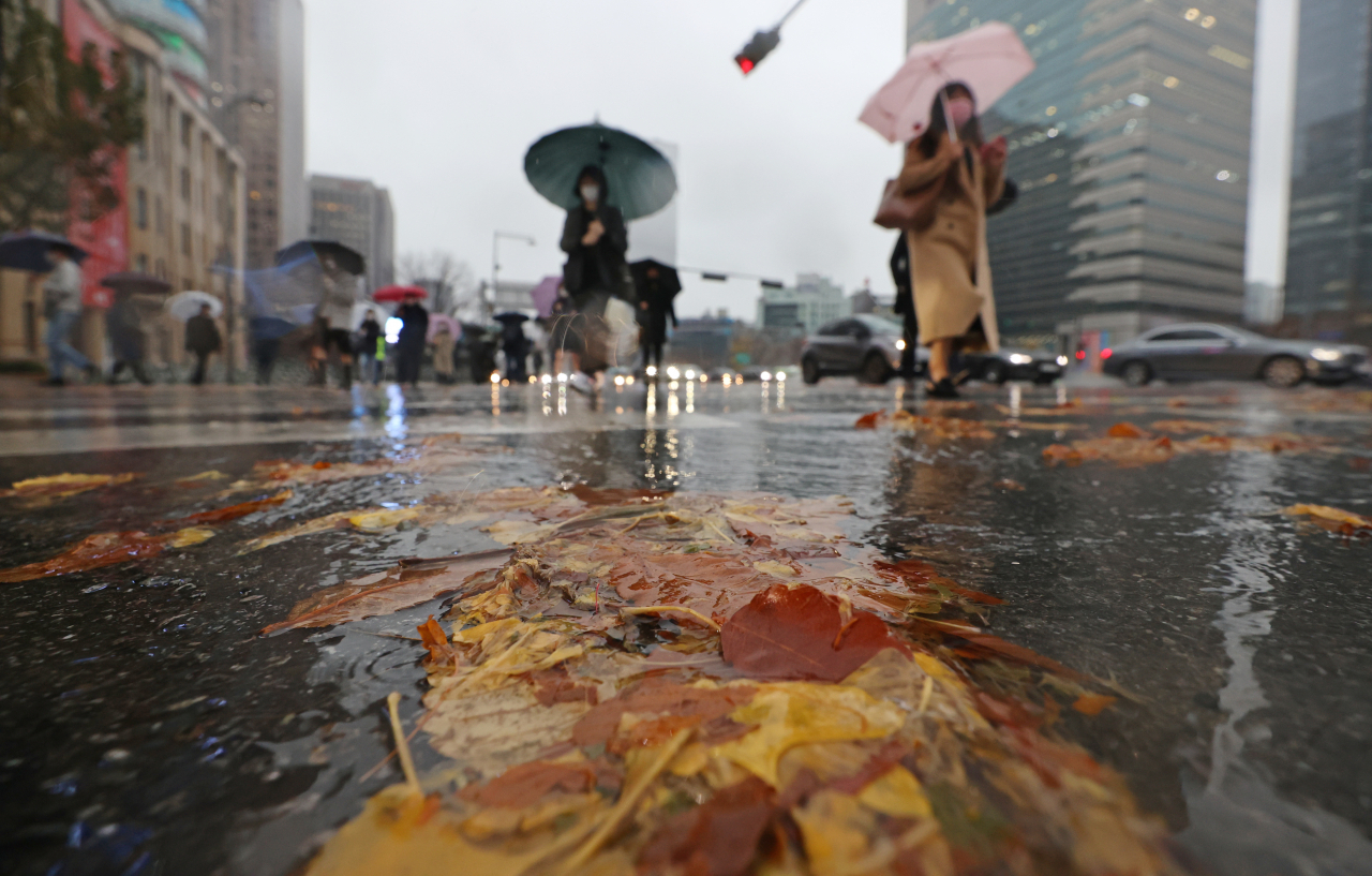 서울,경기,인천 등 수도권 지역에 호우주의보가 발령된 19일 오전 서울 광화문광장에서 시민들이 길을 건너고 있다. [연합]