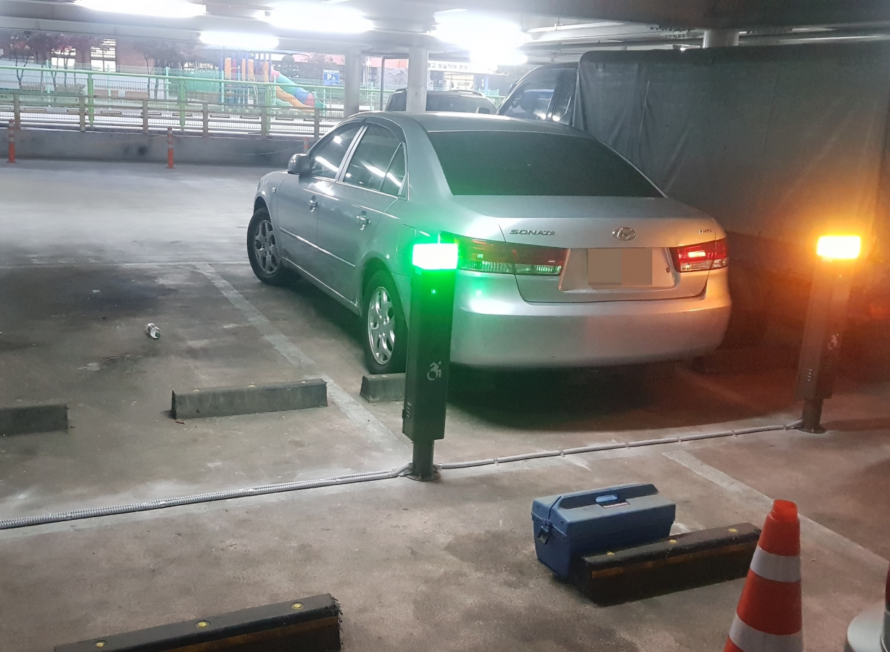 불법주차 시 경광등과 경고방송이 울리는 IoT주차관리시스템. [성동구 제공]