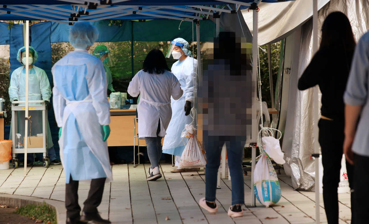 18일 오후 전남 화순전남대학교병원에서 의료진이 신종 코로나바이러스 감염증(코로나19) 검사를 받고 있다. [연합]