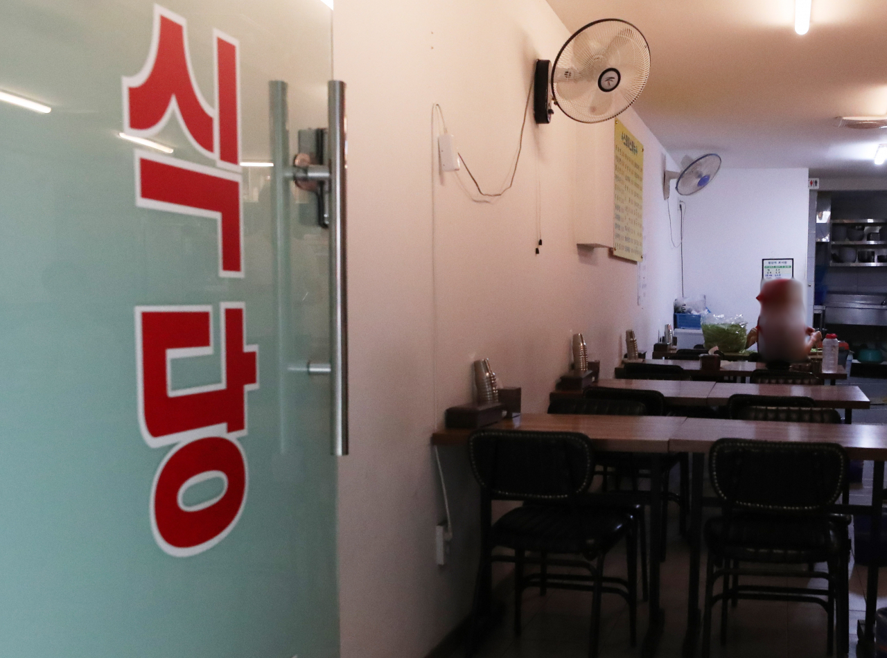 서울의 한 식당이 점심시간에도 한산한 모습을 보이고 있다. [연합]
