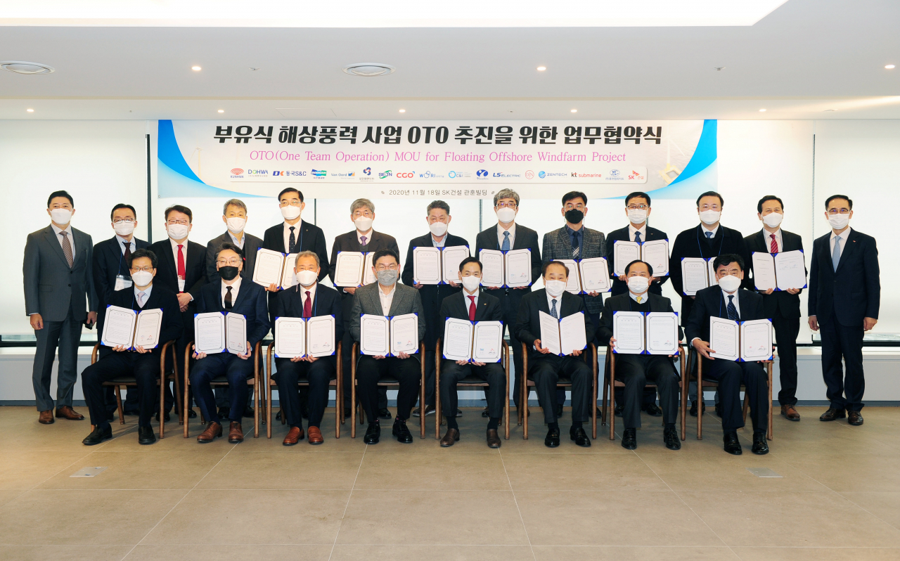 SK건설은 지난 18일 서울 종로구 관훈동 본사에서 국내외 15개 해상풍력 설계·제작·시공사와 부유식 해상풍력 발전사업 추진을 위해 기술 개발 및 협력에 관한 업무협약(MOU)을 체결했다고 19일 밝혔다. 사진은 안재현 SK건설 사장(앞줄 왼쪽 네번째)과 협약식에 참석한 15개사 관계자들이 행사를 마친 후 기념촬영을 하고 있는 모습.[SK건설 제공]