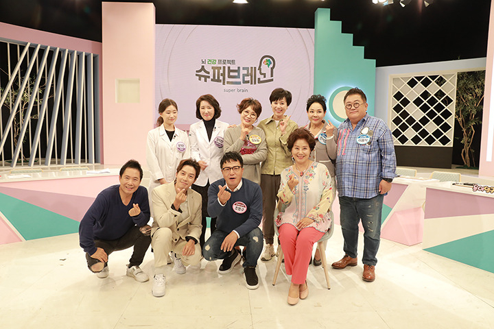 SK브로드밴드의 ‘슈퍼브레인 시즌1’ 출연진들이 기념사진을 찍고 있다. [SK브로드밴드 제공]