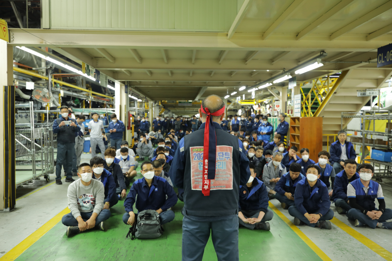 한국지엠 노조가 생산현장에서 공청회를 진행하고 있다. 제너럴모터스(GM)가 투자 철회 가능성을 경고한 가운데 노조는 20일 철야농성에 이어 쟁대위를 갖고 향후 파업 수위를 논의할 예정이다. [한국지엠 노조 제공]
