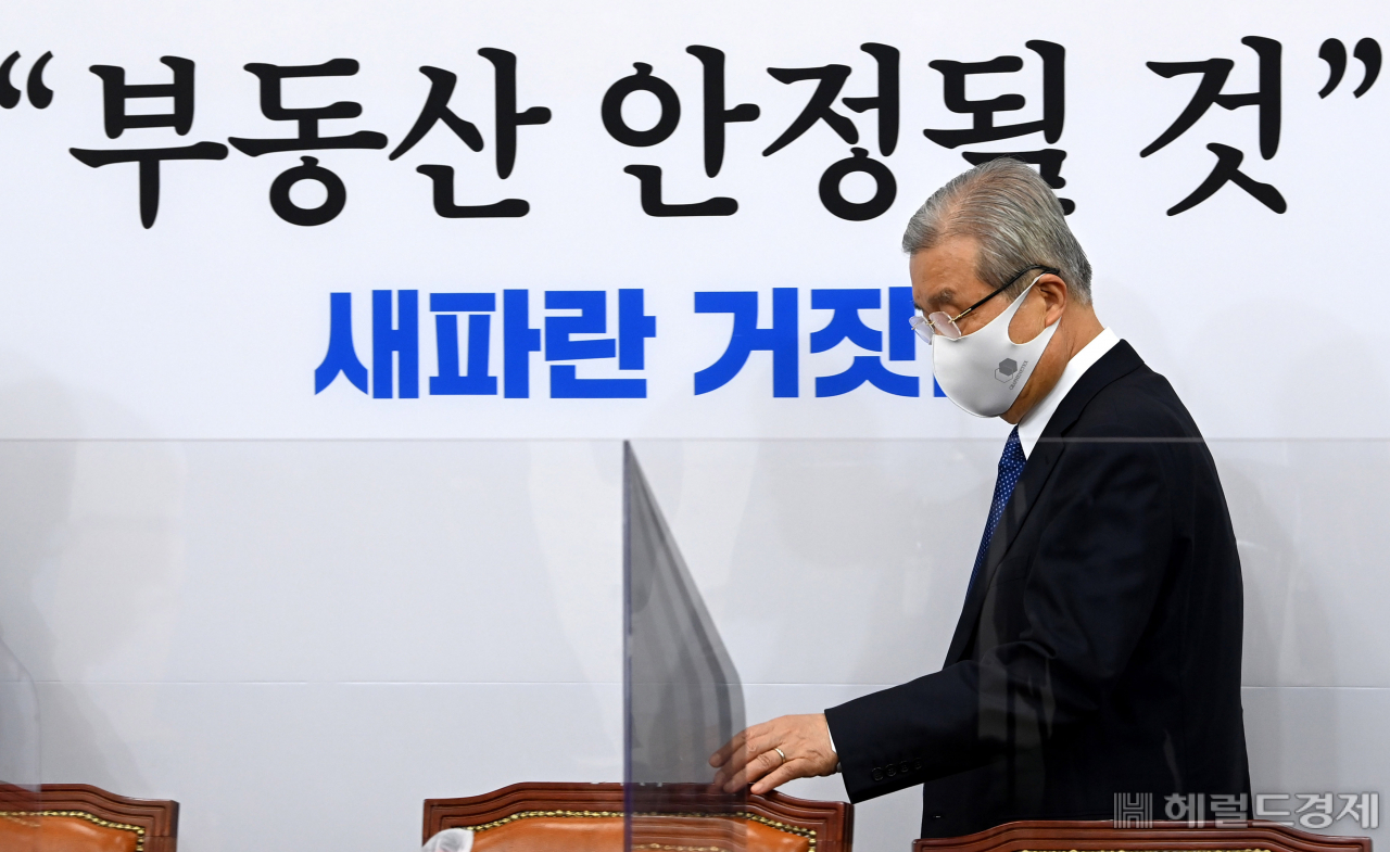 [헤럴드경제=이상섭 기자] 19일 오전 국회에서 열린 국민의힘 비상대책위원회의에서 김종인 비대위원장이 자리에 앉고 있다. babtong@heraldcorp.com