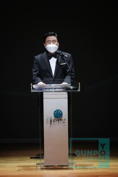 한대희 군포시장이 새로운 군포 100년 비전선포문을 읽고 있다. [군포시 제공]