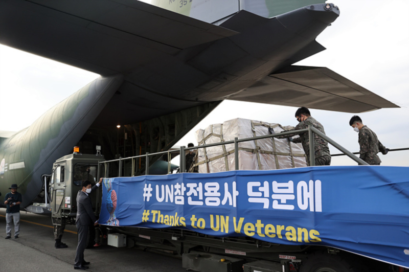 유엔참전용사들에게 지원하기 위한 마스크를 군용기에 싣고 있다.[사진=국가보훈처]