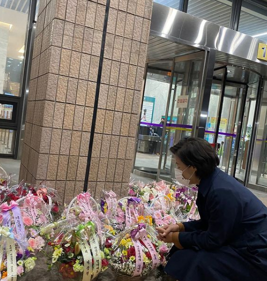 윤석열 화환 맞선 ‘추미애 꽃길’…논란 때마다 등장