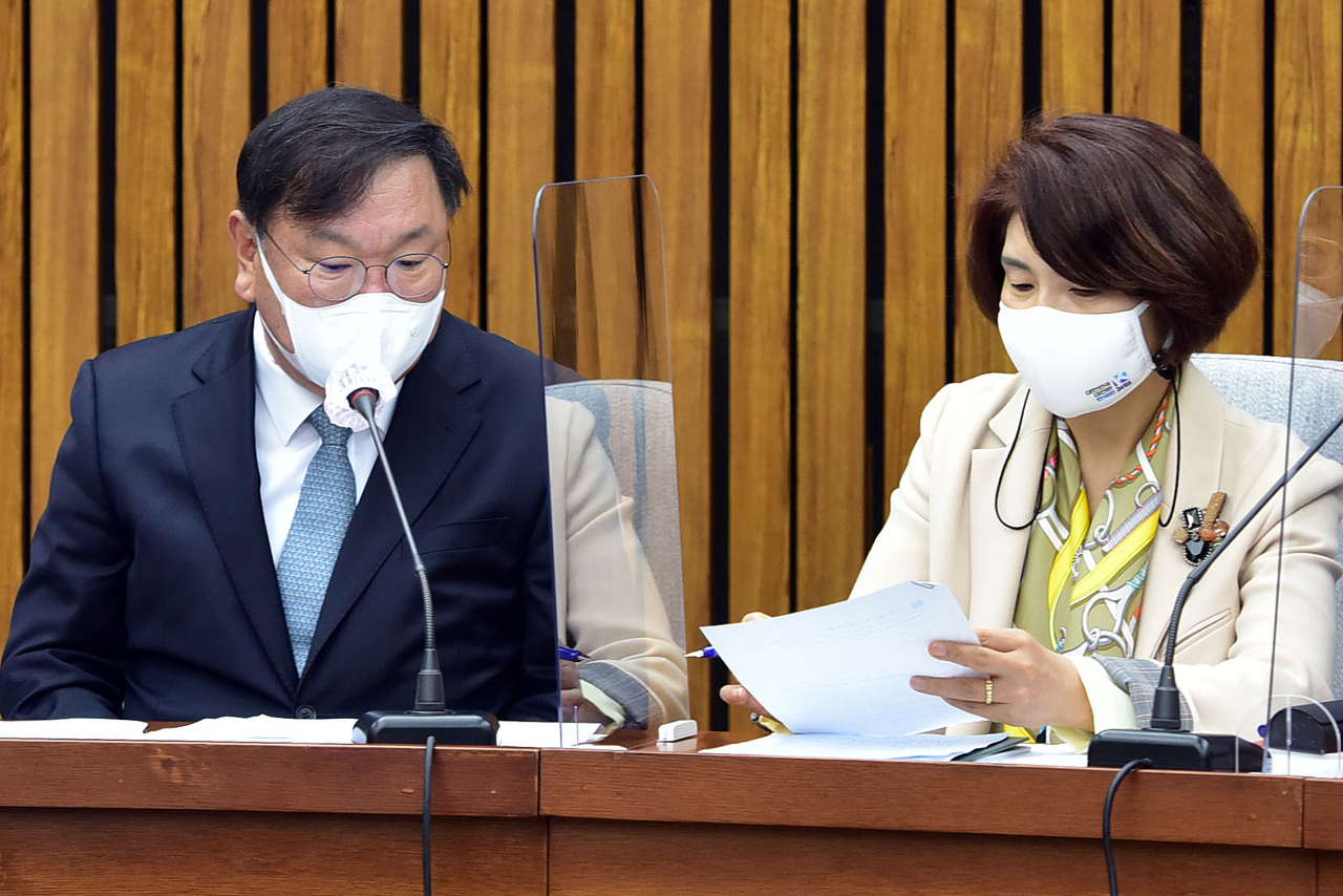 김태년 더불어민주당 원내대표와 한정애 정책위의장이 19일 오전 국회에서 열린 정책조정회의에서 대화하고 있다. [연합]