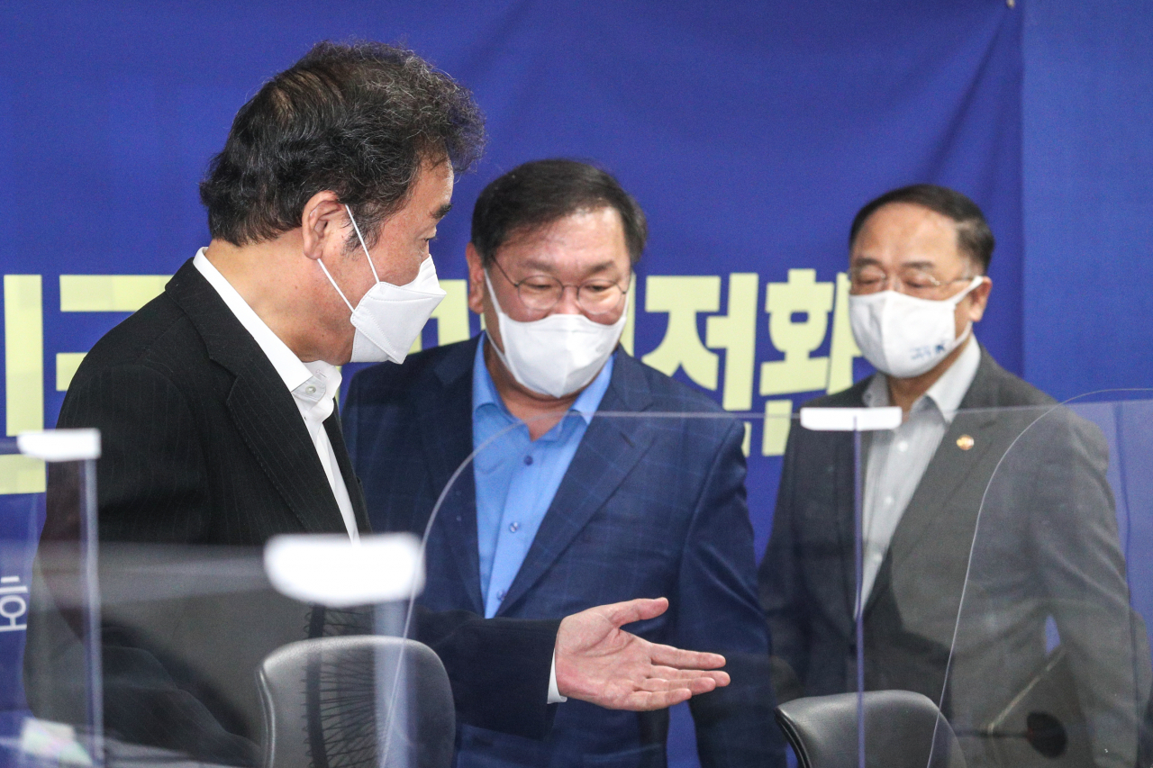 이낙연 더불어민주당 대표(왼쪽)와 김태년 원내대표 [헤럴드경제=이상섭 기자]