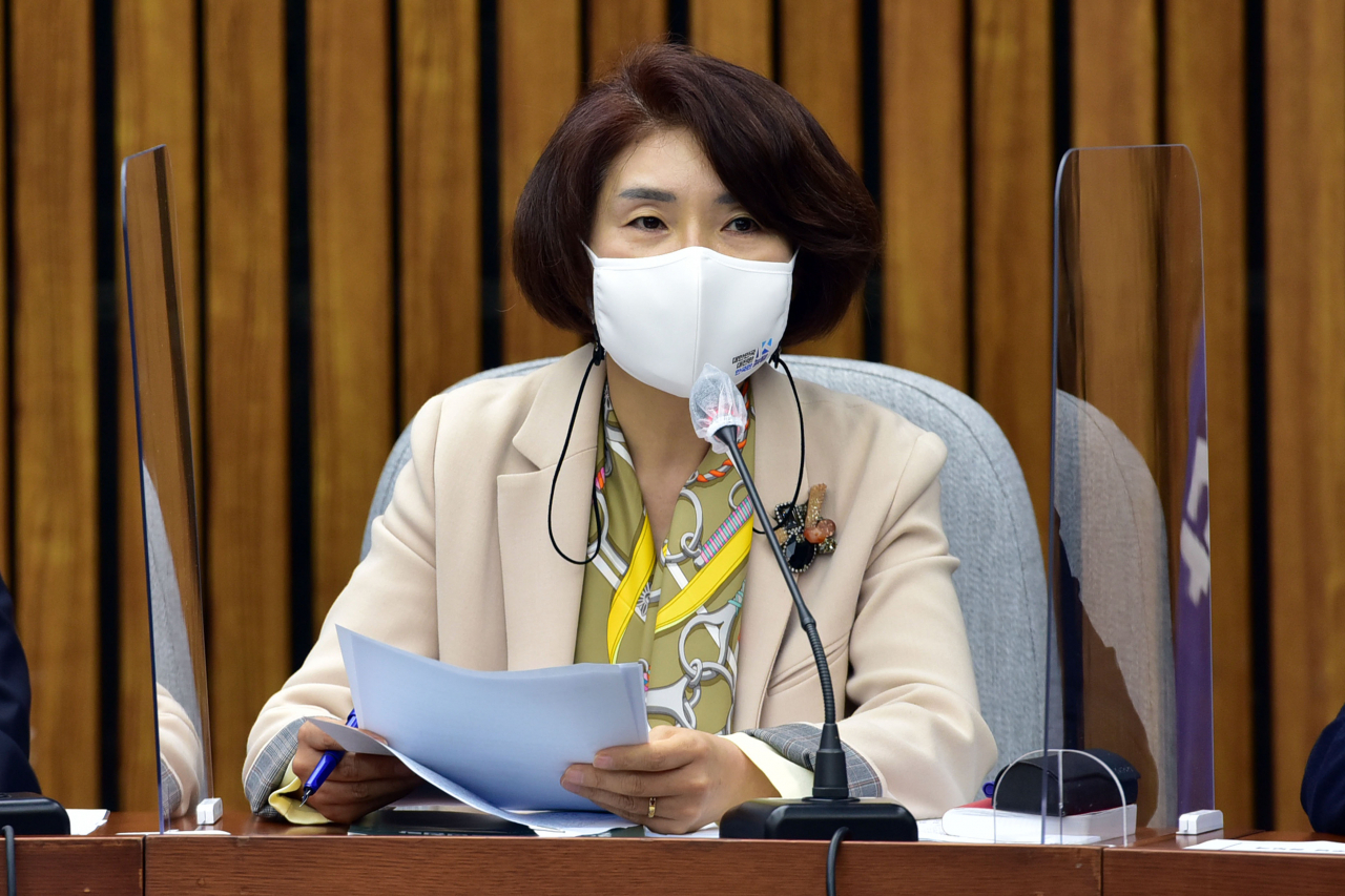 한정애 더불어민주당 정책위의장이 19일 오전 국회에서 열린 정책조정회의에서 발언하고 있다. [연합]