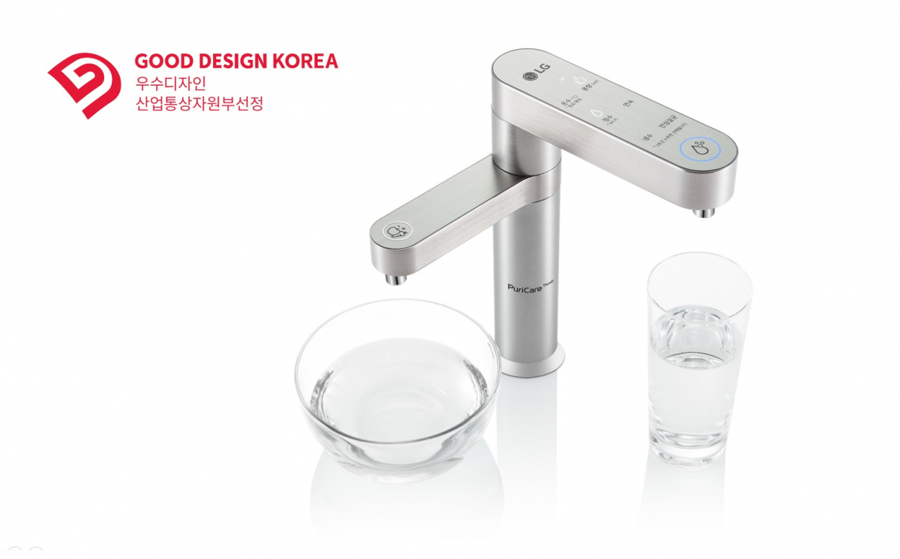 LG 퓨리케어 듀얼 정수기가 19일 국내 최고 권위의 디자인상 가운데 하나인 ‘2020 우수디자인(GD)상품선정’에서 최고상인 대통령상의 영예를 안았다. 사진은 LG 퓨리케어 듀얼 정수기 [LG전자 제공]
