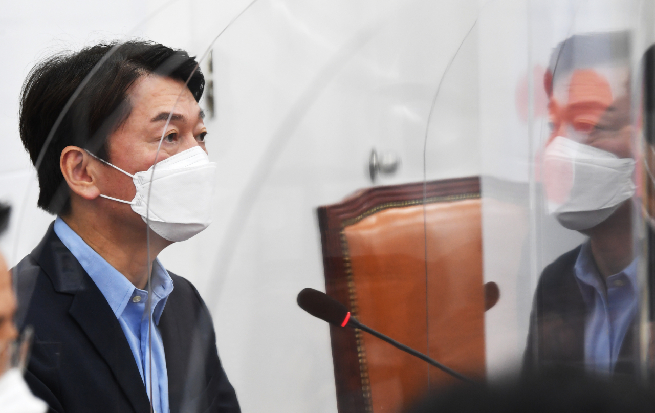 안철수 국민의당 대표가 19일 서울 여의도 국회에서 열린 최고위원회의에서 발언하고 았다. [연합]