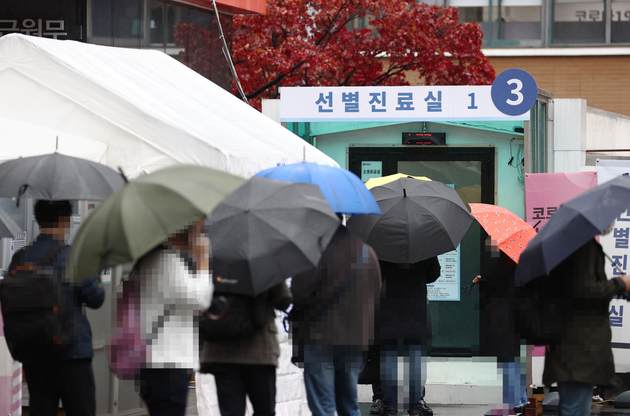 19일 중구 국립중앙의료원 코로나19 선별진료소가 검사를 받기 위한 시민들로 붐비고 있다. 연합뉴스