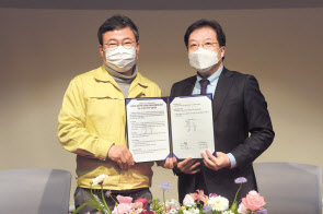 김세용(오른쪽) SH공사 사장와 서양호 중구청장이 지난 17일 남산타운 공공주택 주민공동시설 공동 운영에 대한 업무 협약식을 열고 있다. [SH공사 제공]