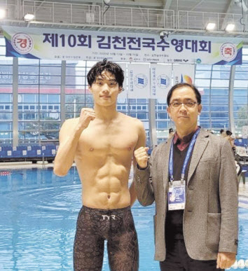 황선우와 소속 서울체고 이병호 감독. [대한수영연맹 제공]