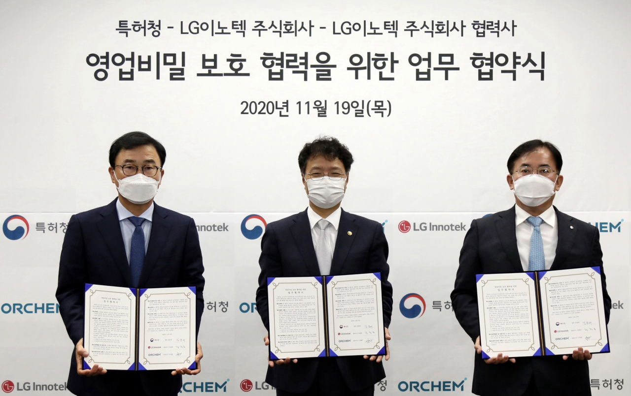 LG이노텍이 19일 LG사이언스파크 내 본사에서 ‘특허청-LG이노텍-협력사 간 영업비밀 보호 협력을 위한 업무협약’을 체결했다. 이날 협약식에는 정철동 사장(우측)을 비롯해 김용래 특허청장(중앙), 이재현 오알켐 사장(좌측)등이 참석했다. [LG이노텍 제공]
