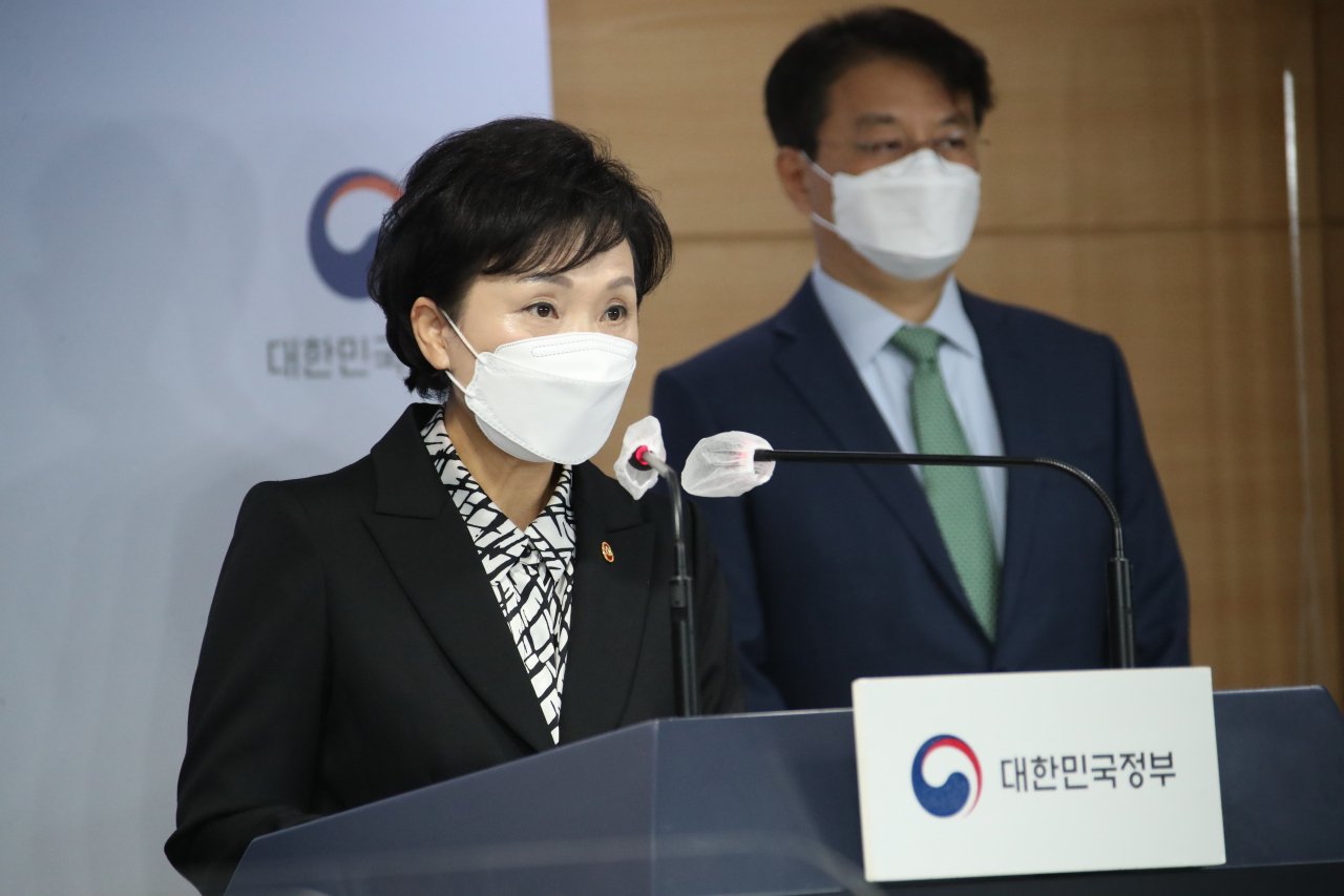 김현미 국토부 장관이 19일 정부서울청사 브리핑실에서 서민, 중산층 주거안정 지원방안을 발표하고 있다. [연합]